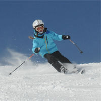 Gut vorbereitet auf die Piste – Leichtes Training vor dem Skiurlaub beugt Verletzungen vor