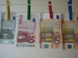 Geldwäsche: Prepaid-Zahlungsmittel in Gefahr (Foto: pixelio.de/tommyS)