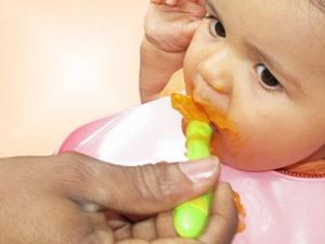 Kindernahrung: Gesund und lecker soll sie sein (pixelio.de/Helene Souza)