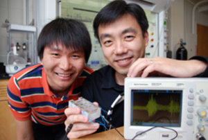 PVDF: C. Sun und X. Wang präsentieren ihre Erfindung (Foto: wisc.edu)