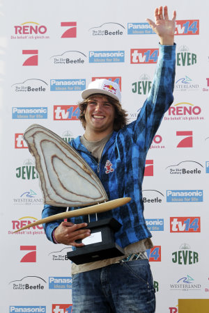 Magische Momente: Ein neuer Weltmeister und ein Besucherrekord – Beim Finale des Reno Windsurf World Cup erhält Champion Philip Köster den Siegerpokal