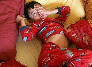 Junge im Bett: Schlafenzeitpunkt steuert die Aktivität (Foto: Flickr/Woodley)