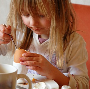 Kind beim Frühstück: Auch fehlende Kilos bedenklich (Foto: pixelio/Vogtländer)