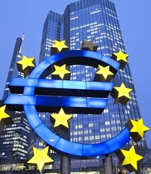 Euro-Zeichen vor der EZB: Bevölkerung weiß zu wenig (Foto: pixelio.de/Karlsson)