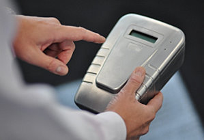 Scanner: Gerät ermittelt Drogen in Fingerabdruck (Foto: Int. Fingerprinting)