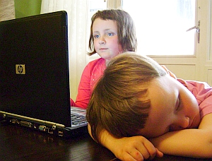 Kinder vor Computer: Eltern sorglos gegenüber Facebook (Foto: Flickr/Strandell)