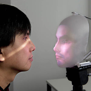 Mask-Bot im Test: Prejektion wirkt äußerst realitätsnah (Foto: tum.de)