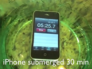 iPhone: Telefon überstand eine halbe Stunde im Wasser (Foto: neverwet.com)