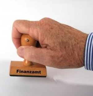 Finanzamt-Stempel: Bürokratie belastet KMU (Foto: pixelio.de, Rainer Sturm)