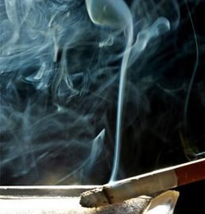 Zigarette: Rauchen hat Krebs zur Folge (Foto: pixelio.de, birgitH)