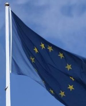 EU-Fahne: Ansturm nach Freizügigkeit bleibt aus (Foto: pixelio.de, Hofschlaeger)