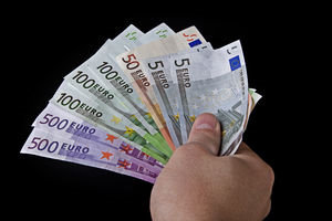 Geld: Mehrheit erhält zum Jahresende keinen Bonus (Foto: pixelio.de/MGrabscheit)