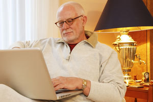 Mann mit Computer: Internet-User werden älter (Foto: pixelio.de/berliln-pics)