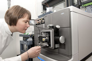 Julia Bandow mit dem neuen Massenspektrometer (Foto: Pressestelle RUB/M. Nelle)