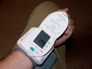 Blutdruckmesser: wichtig für Alt und Jung (Foto: pixelio.de/Dieter Schütz)