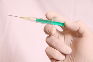 Spritze: Hepatitis-C-Impfstoff gibt Hoffnung (Foto: pixelio.de/T. Siepmann)
