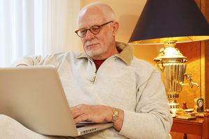 Laptop: Inhalte in Netzwerken für Männer wichtig (Foto: pixelio.de/berlin-pics)