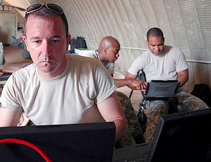 Soldaten am Laptop: Facebook-Profil beliebtes Angriffsziel (Foto: Flickr/USArmy)