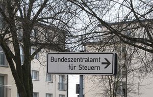 Schild: Deutsche zahlen so viele Steuern wie nie (Foto: pixelio.de/G. Frassa)