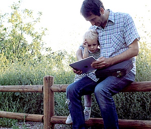 Vater und Sohn mit iPad: Meist zu viel Kopfneigung (Foto: FLickr/Incase)