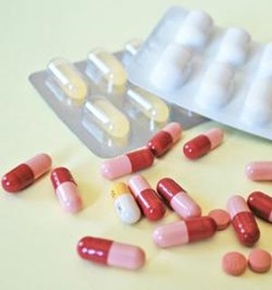 Pillen: Einnahme bringt Langzeitfolgen mit sich (Foto: pixelio.de, Rita Thielen)