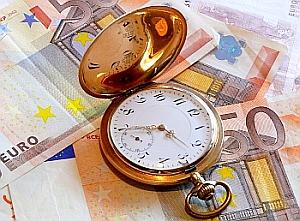 Taschenuhr: Zeit ist Geld - doch Geld nur Ersatzglück (Foto: pixelio.de/Domnik)