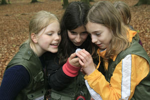 Schülerinnen: Artenvielfalt untersuchen mit Entdecker-Westen (Foto: VDN)