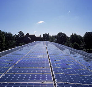 Solarzellen erreichen Wirkungsgrad von 44 Prozent – Organische Halbleiterschicht ermöglicht Blaulicht-Verwertung