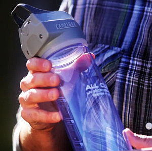 „All Clear“: Flasche reinigt Wasser mit UV-Licht – Expertin: Mobilen Bestrahlungslösungen fehlt Kontrollmechanismus