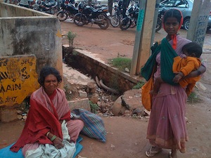 Leben auf der Straße: Bettlerinnen in Indien (Foto: flickr.com/s_w_ellis)