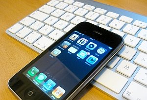 Smartphone im Büro: Wirtschaft zu wenig vernetzt (Foto: Flickr/oShea)