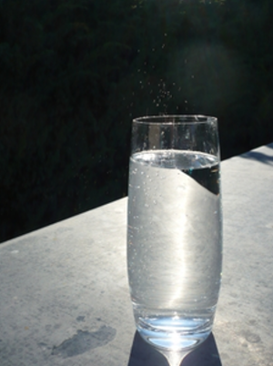 Glas Wasser: Ressource wird immer knapper (Foto:pixelio.de/sigrid rossmann)