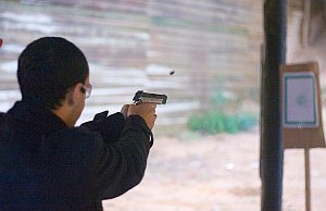Schießübung: Bewaffnet sieht die Welt gefährlicher aus (Foto: Flickr/JMR)