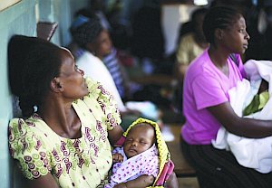 Aids- und Tuberkulosetherapie vor Kollaps – Tausende Patienten aufgrund fehlender Finanzierung abgewiesen