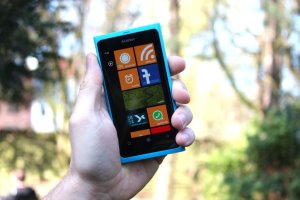 Windows Phone jetzt auch für Linkshänder – Im umkämpften Smartphone-Markt will Microsoft Marktanteile durch zielgruppenspezifische Angebote gewinnen