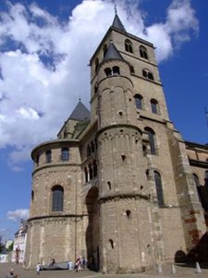 Gewänder, Gebeine, Domschätze: Deutschlands Reliquien und Wallfahrten – Christliche Zeugnisse historischer Städte und die Heilig-Rock-Wallfahrt in Trier
