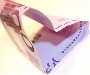 Herz aus Geld: MissTravel setzt auf Materialismus (Foto: pixelio.de, B. Klack)