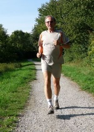 Jogger: Männer werden laufend älter (Foto: pixelio.de, Dieter Schütz)