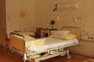 Krankenbett: Infektion bereitet Sorgen (Foto: pixelio.de, Christa El Kashef)
