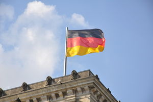Fahne: Deutschland begibt Nullzins-Anleihe (Foto: pixelio.de/Ruth Rudolph)