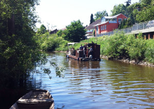 Foto: Solarfloß auf der Elbe