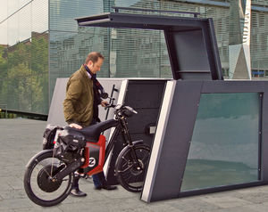 ZIEGLER-Vorstand Christoph Ziegler beim Einparken des "ELMOTO" Elektro-Kleinkraftrades in die Fahrradbox "SAFESTORE"
