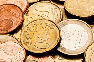 Euro-Münzen: immer weniger wert (Foto: pixelio.de, Sara Hegewald)