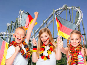 EM-Special zum Fußballsommer im Heide Park Resort – Kinder und Jugendliche zahlen an allen Spieltagen des deutschen Teams bei der EM 2012 nur einen Euro pro Lebensjahr, wenn sie im Fußballoutfit Norddeutschlands größten Familien- und Freizeitpark besuchen