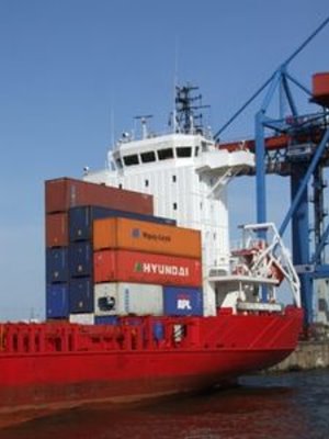 Container-Schiff: Italien bekommt Konkurrenz (Foto: pixelio.de, Jens Bredehorn)