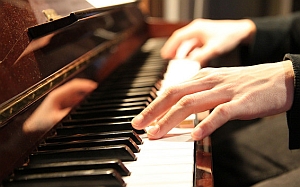 Klavierüben: gut für das Gehirn (Foto: Flickr/Kim)
