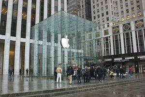 Apple-Store: Verkäufer bekommen wenig vom Kuchen (Foto: pixelio.de/Stahnke)