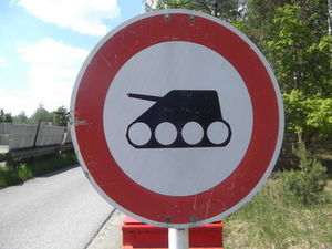 Verbotsschild: Regierung bestellt weniger Panzer (Foto: pixelio.de, siepmannH)