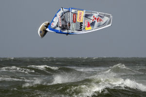 Windsurf-Weltmeister Philip Köster fliegt und siegt wieder – Der 18-Jährige gewinnt ersten Wavriding World Cup der Saison im spanischen Pozo