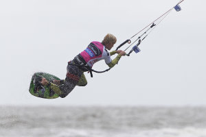 Fans feiern die Freestyler am Ordinger Strand - Sieben Deutsche stehen im Hauptfeld / Christine Bönniger bleibt im Course Racing vorn